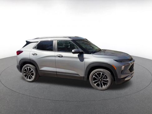 Used 2025 Chevrolet TrailBlazer LT image 2