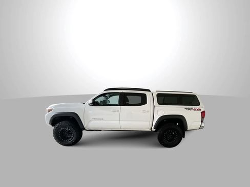 Certified 2018 Toyota Tacoma TRD Off-Road AWD/4WD image 5