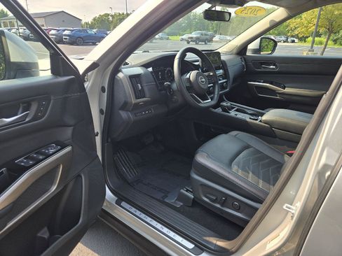 Used 2025 Nissan Pathfinder Platinum AWD/4WD image 12