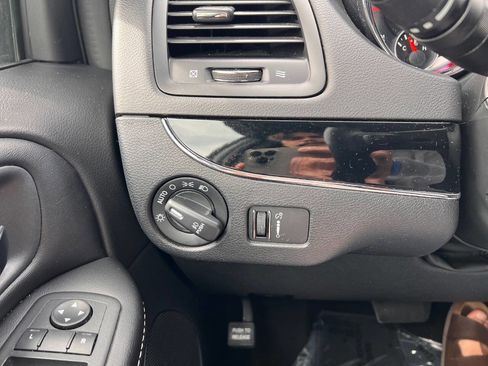 Used 2019 Dodge Grand Caravan SXT w/ Blacktop Package FWD image 14