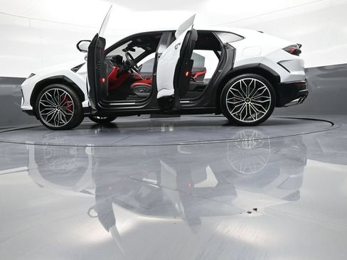 Used 2025 Lamborghini Urus SE AWD/4WD image 56
