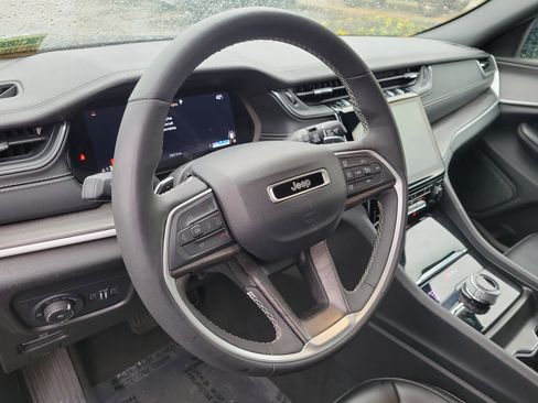 Used 2024 Jeep Grand Cherokee Limited image 19