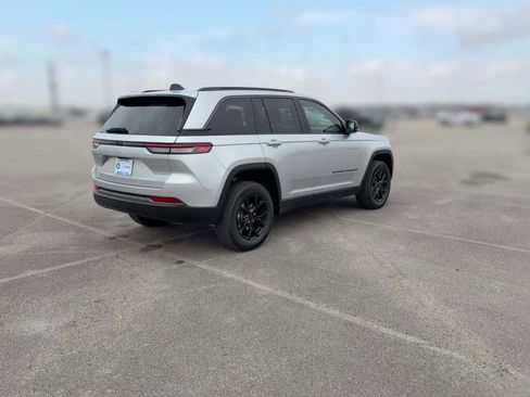 New 2026 Jeep Grand Cherokee Altitude image 12