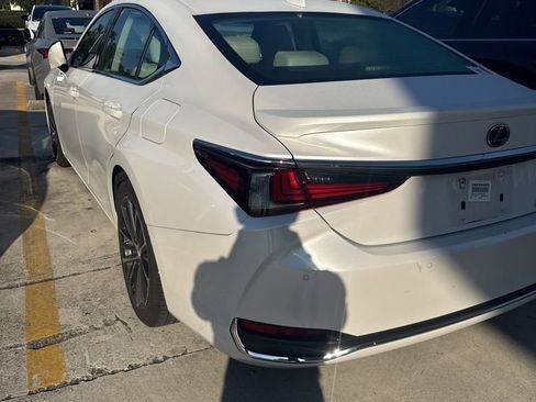 Used 2024 Lexus ES 300h w/ Premium Package image 4
