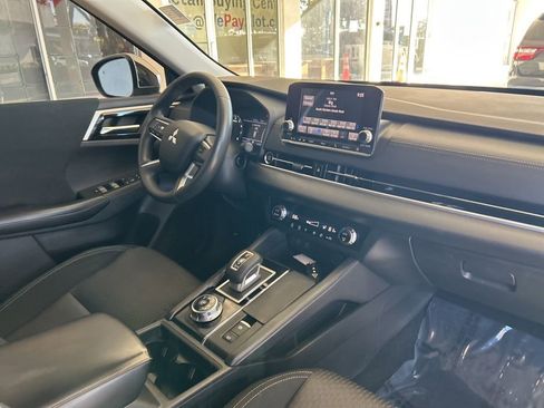 Used 2022 Mitsubishi Outlander ES image 19