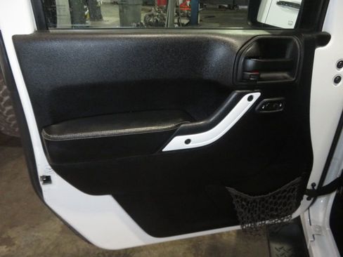 Used 2014 Jeep Wrangler Unlimited Sahara AWD/4WD image 15