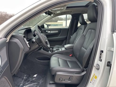 Certified 2024 Volvo XC40 B5 Core image 17
