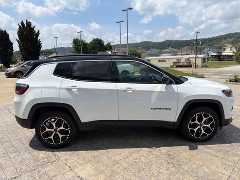 Used 2025 Jeep Compass Limited AWD/4WD image 9
