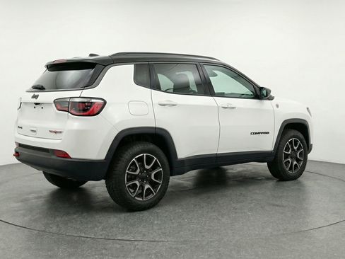 Used 2025 Jeep Compass Trailhawk image 9