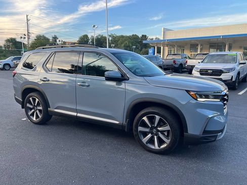 Used 2024 Honda Pilot Touring image 2