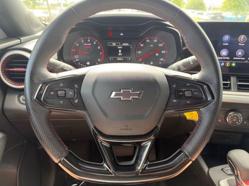 Used 2025 Chevrolet Trax RS FWD image 11