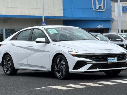 Used 2025 Hyundai Elantra Limited FWD image 7