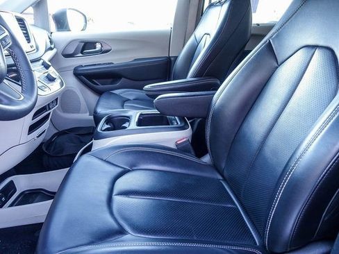 Used 2023 Chrysler Pacifica Touring-L image 31