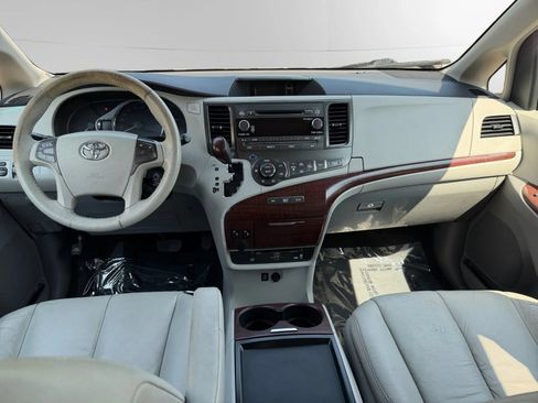 Used 2011 Toyota Sienna XLE w/ Entertainment Pkg FWD image 10