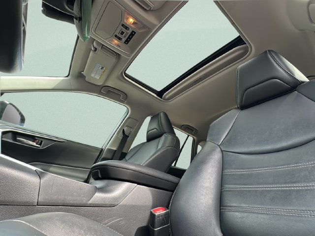 Used 2021 Toyota RAV4 XLE Premium AWD/4WD image 27