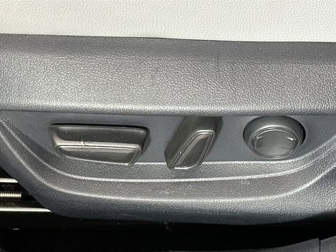 Used 2025 Toyota Camry SE w/ Convenience Package image 13