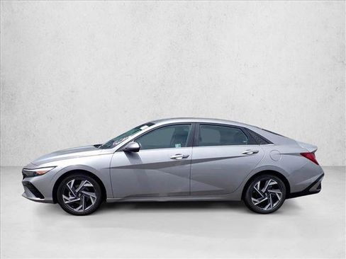 Used 2025 Hyundai Elantra SEL FWD image 2