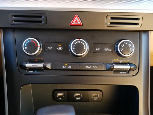 Certified 2024 Kia Carnival LX image 22