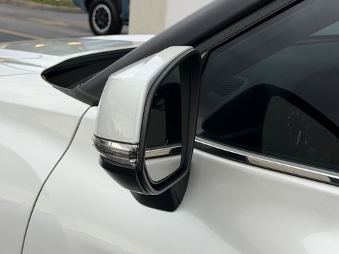 Used 2023 Toyota Highlander LE image 23