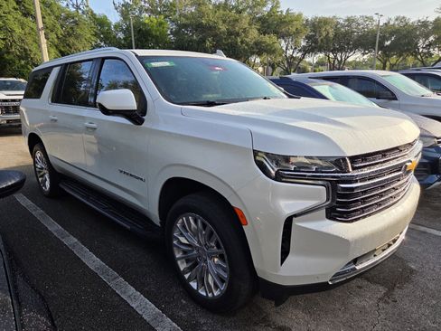Used 2024 Chevrolet Suburban LT RWD image 2