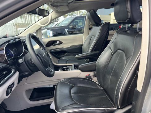 Used 2022 Chrysler Pacifica Limited w/ Uconnect Theater Family Group image 21