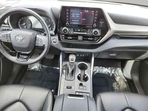 Used 2021 Toyota Highlander XLE FWD image 16