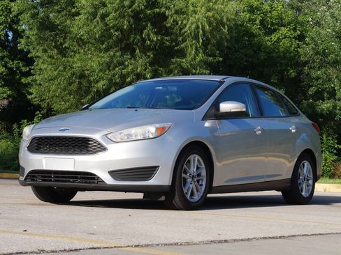 Used 2016 Ford Focus SE w/ SE Cold Weather Package FWD image 3