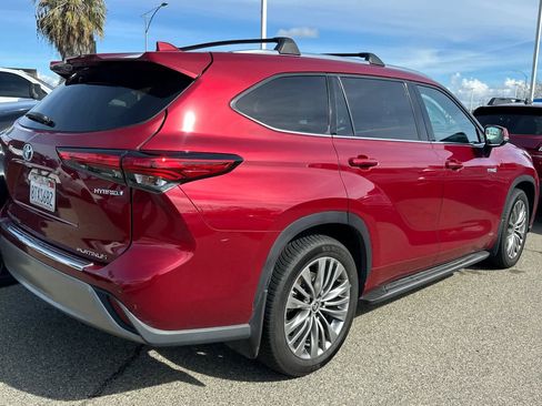 Used 2021 Toyota Highlander Platinum image 2