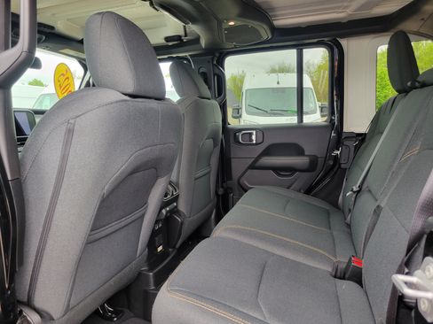 Used 2025 Jeep Wrangler Unlimited Sahara AWD/4WD image 17