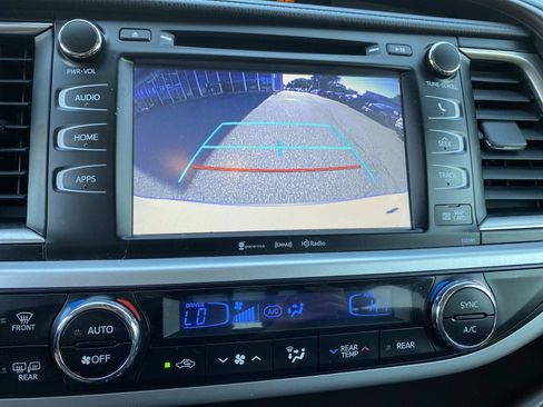 Used 2019 Toyota Highlander XLE AWD/4WD image 12