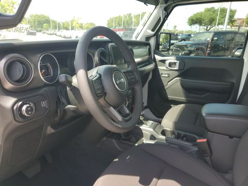 Used 2023 Jeep Gladiator Sport AWD/4WD image 11