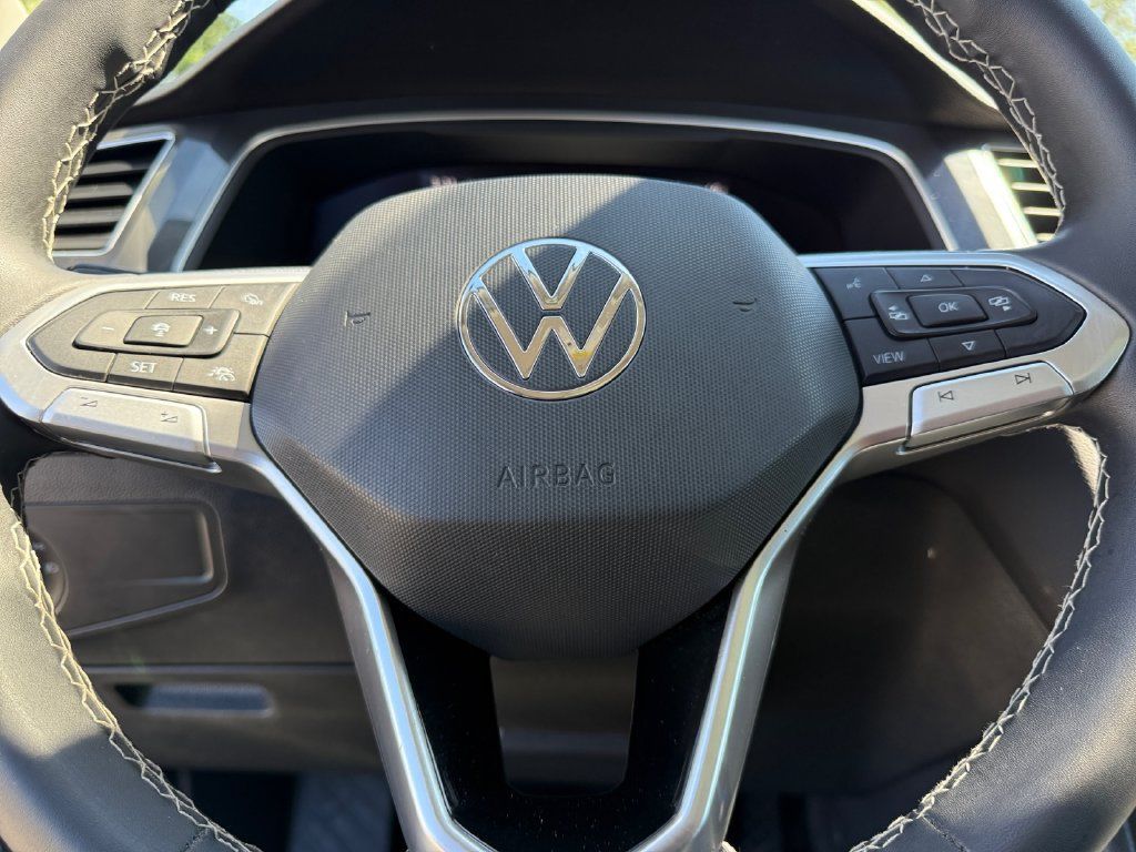 Used 2022 Volkswagen Tiguan SE w/ Panoramic Sunroof Package AWD/4WD image 17