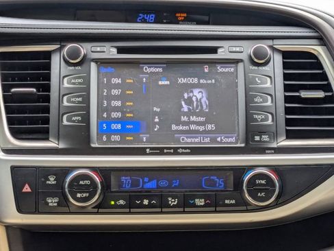 Used 2018 Toyota Highlander XLE image 22