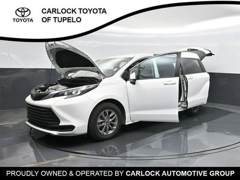 Used 2024 Toyota Sienna LE image 47