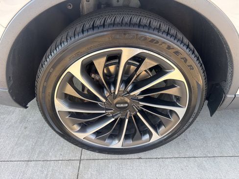 Used 2020 Lincoln Aviator Reserve w/ Equipment Group 202A image 17