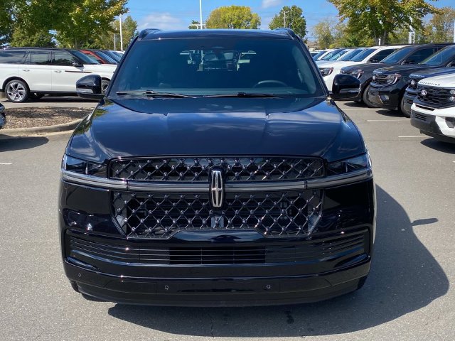 New 2027 Lincoln Navigator Reserve w/ Jet Appearance Package AWD/4WD image 2