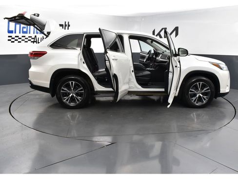 Used 2017 Toyota Highlander Plus image 28