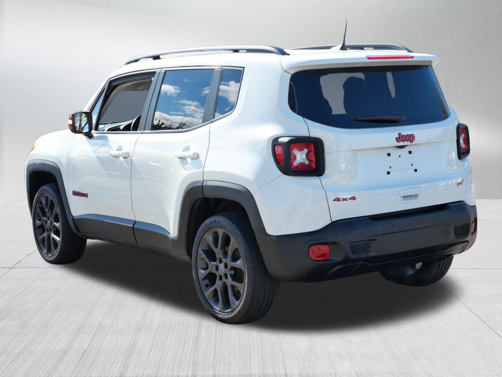 Used 2023 Jeep Renegade Latitude w/ Sun/Sound Group AWD/4WD image 5