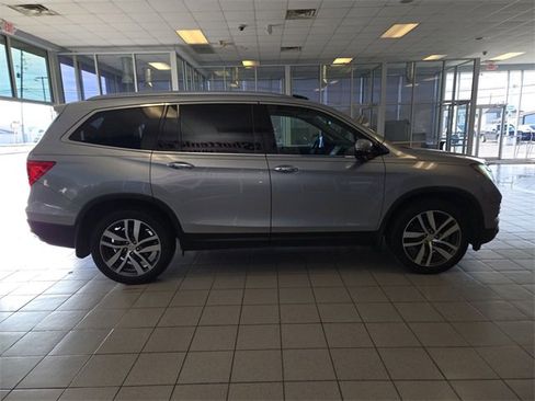 Used 2018 Honda Pilot Touring image 9