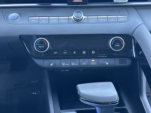 Used 2024 Hyundai Elantra SEL w/ Convenience Package image 31