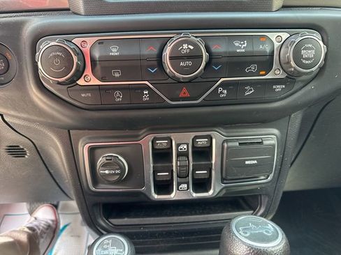 Used 2018 Jeep Wrangler Unlimited Sahara w/ Safety Group image 17