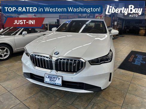 Used 2024 BMW i5 eDrive40i w/ Premium Package image 2