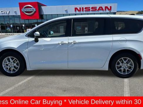 Used 2023 Chrysler Voyager LX FWD image 6