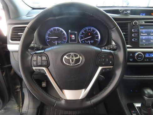 Used 2019 Toyota Highlander SE w/ Nightshade Edition FWD image 16