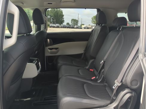 Used 2023 Kia Carnival EX FWD image 12