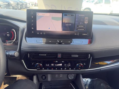 Used 2025 Nissan Rogue SL w/ Tech Package AWD/4WD image 9