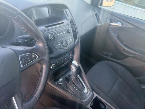 Used 2016 Ford Focus SE w/ SE Winter Package FWD image 12