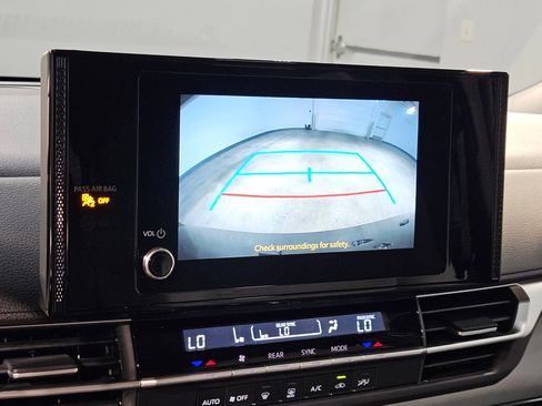 Used 2025 Toyota Sienna LE FWD image 30