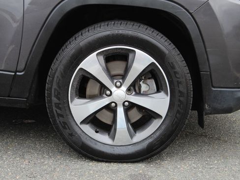 Used 2019 Jeep Cherokee Limited image 34