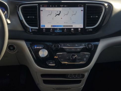 Used 2024 Chrysler Pacifica Touring-L image 31